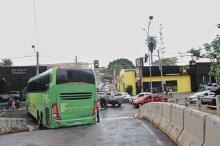 Ônibus do IFMS preso em na ponte do cruzamento da Rua Rio Grande do Sul com a Avenida Ricardo Brandão (Foto: Paulo Francis)