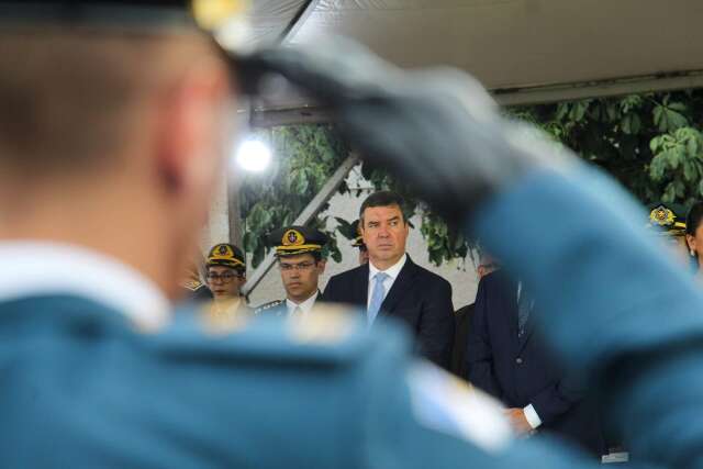 &quot;Sem Natal e feriado&quot;, Riedel enaltece aspirantes dos bombeiros em formatura