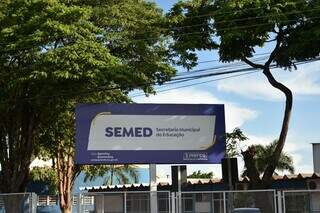 Placa mostra fachada da Secretaria Municipal de Educação (Foto: Divulgação/Prefeitura de Campo Grande)