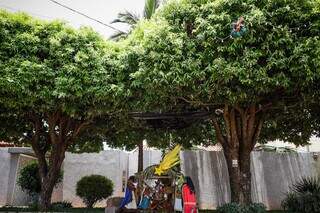 Presépio foi construido na calçada da moradora ao redor das árvores. (Foto: Henrique Kawaminami)