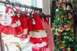 Vestidos natalinos para cachorro à venda na arara da loja. (Foto: Juliano Almeida)