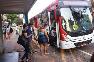 Linha de ônibus 412, passando na Avenida Afonso Pena, em Campo Grande (Foto: Paulo Francis)