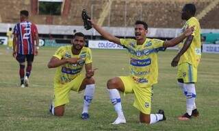 Thiago Moura, de braços abertos, comemora gol do Dourados (Foto: Franz Mendes)