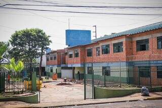 Entrada da antiga Escola Estadual Riachuelo, em Campo Grande (Foto: Henrique Kawaminami)