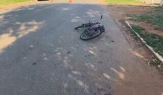 Bicicleta da vítima acabou parando a alguns metros do veículo (Foto: Jardim MS News)