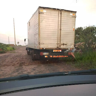 Caminhão suspeito de ser utilizado no descarte de lixo na Rua Rio Doce (Foto: Direto das Ruas)