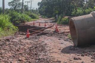 Local com materiais usados em obra e onde cratera foi aberta (Foto: Marcos Maluf)