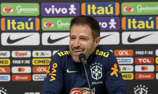 Técnico Ramon Menezes em coletiva à frente da Seleção Brasileira (Foto: CBF)