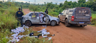 Carga oriunda da fronteira se espalhou pela pista após capotagem. (Foto: Reprodução/DOF)