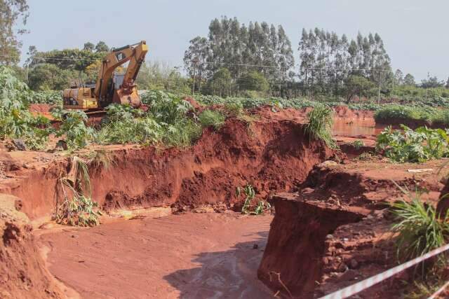 Cratera e obra a passos lentos causam &quot;desespero&quot; no Noroeste