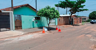 Local onde o rapaz foi encontrado morto com ferimento no tórax (Foto: reprodução / Noticias do Cerrado) 