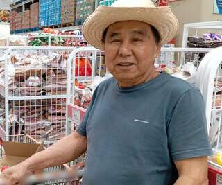 Hiroshi Kato no supermercado comprando produtos para a ceia de Natal (Foto: Izabela Cavalcanti)