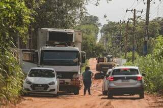 Caminhão para transporte de carnes atolado em rua do Chácara dos Poderes (Foto: Marcos Maluf)