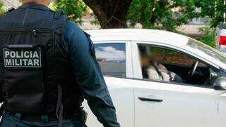 Equipe da Polícia Militar isola área onde corpo foi encontrado. (Foto: Alex Machado)