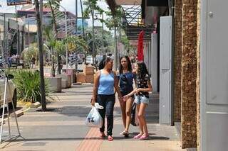 Elizabete com as filhas fazendo compra no comércio da Rua 14 de Julho (Foto: Paulo Francis)