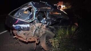 Carro destruído após colisão com caminhão em rodovia. (Foto: Sidney Assis, de Coxim)