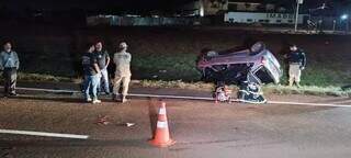 Carro ocupado pelo casal foi parar capotado no acostamento da rodovia (Foto: Adilson Domingos)