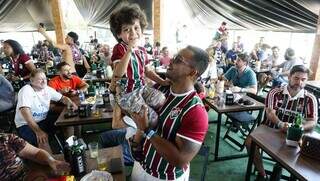 Torcedor Fábio que acompanha o jogo ao lado do filho (Foto: Alex Machado)