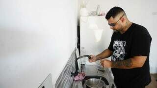 Leandro tenta realizar tarefas rotineiras, como lavar louças (Foto: Alex Machado)
