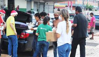 Voluntários realizando a ação em anos anteriores (Foto: divulgação)