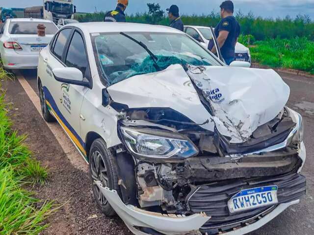 Colis&atilde;o entre ve&iacute;culos deixa carro de prefeitura destru&iacute;do em rodovia