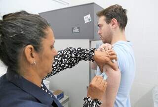 Funcionária da Sesau (Secretaria Municipal de Saúde) aplica vacina em homem (Foto: Divulgação)