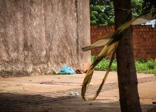 O local ficou com marcas de sangue onde a vítima recebeu atendimento (Foto: Henrique Kawaminami)