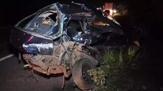 Carro ocupado pela família ficou destruído após colisão com caminhão em rodovia (Foto: Sidney Assis, de Coxim)