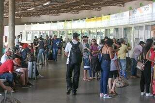 Movimentação no Terminal Rodoviário de Campo Grande, nesta manhã (Foto: Marcos Maluf)