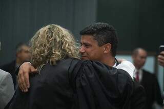 Pai e mãe de Matheus Xavier se abraçam depois da condenação. (Foto: Arquivo)