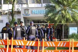Guardas civis em frente ao prédio da prefeitura (Foto: Henrique Kawaminami / arquivo) 
