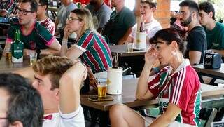 Torcedores frustrados com o segundo gol do time inglês (Foto: Alex Machado)