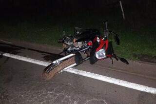 Moto da vítima envolvida em acidente na noite de ontem. (Foto: Direto das Ruas)