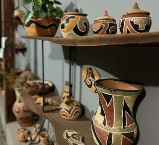 Vasos de barro, pintados com arte indígena, na Casa de Memória Raída (Foto: Divulgação/Sectur)
