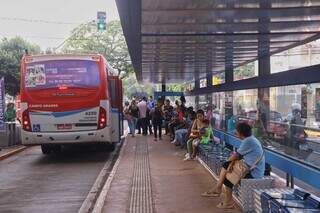 Ônibus em ponto no centro de Campo Grande. (Foto: Paulo Francis/Arquivo)