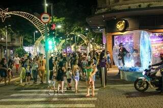 Com sacolas em mãos, campo-grandenses circulam pela Rua 14 de Julho. (Foto: Juliano Almeida)