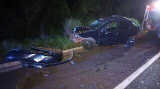 Carro às margens da estrada e viatura de resgate. (Foto: Sidney Assis, de Coxim)