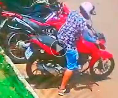 Em segundos, ladrão furta motocicleta estacionada no Bairro Amambaí