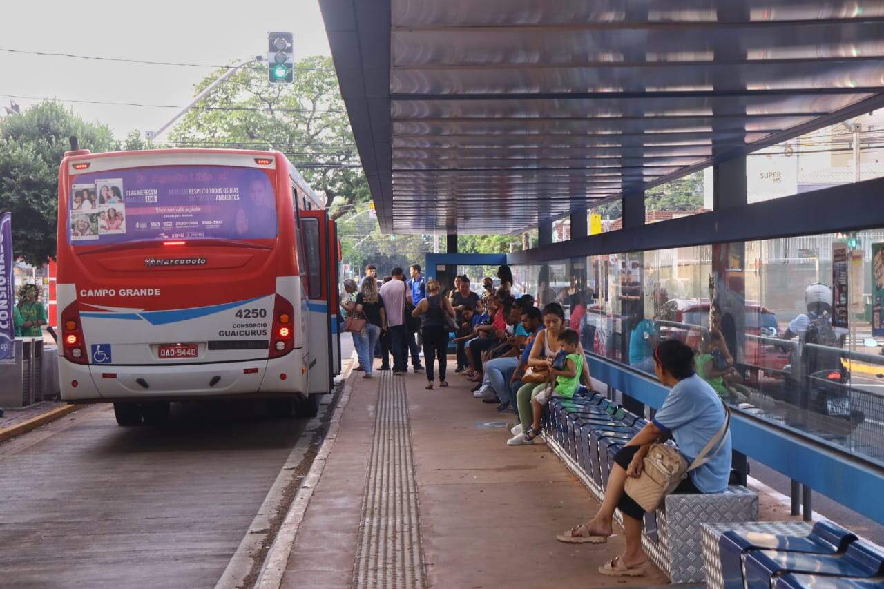 Motoristas de ônibus recebem salário que estava atrasado e cancelam protesto