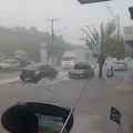 Bueiros não dão conta de chuva rápida e rua se torna “rio”