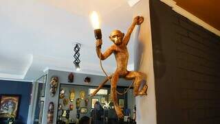 Próximo a entrada, estátua de macaco serve para segurar lâmpada. (Foto: Alex Machado)