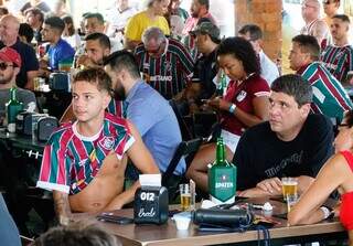 Torcedores do Fluminense com olhar de preocupação após gol do Manchester City (Foto: Alex Machado) 