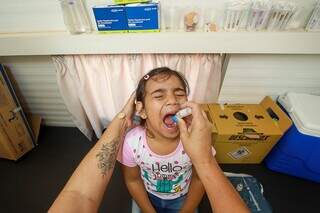 Criança recebe dose de vacina em Campo Grande. (Foto: PMCG)