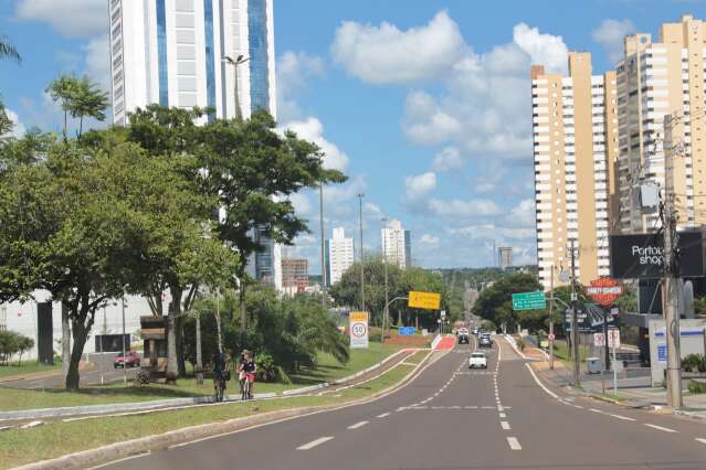 Motociclista sem CNH &eacute; preso ap&oacute;s 7,5 km de persegui&ccedil;&atilde;o e colis&atilde;o em port&atilde;o