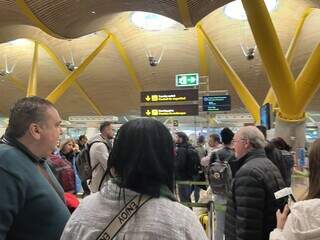 A longa fila no setor de achados e perdidos do aeroporto de Madrid, na Espanha, em busca de informação sobre mala extraviada - Foto: Paulo Nonato de Souza