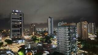 Céu com nuvens na noite deste sábado (23) capturado no Jardim dos Estados (Foto: Maristela Brunetto)