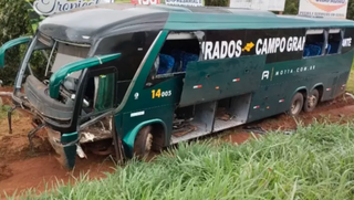 Frente de ônibus ficou destruída (Foto: reprodução / O Correio News) 