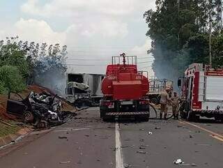 Militares dos bombeiros e veículos destruídos após acidente. (Foto: Idaicy Solano)