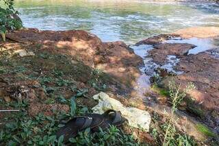 Chinelos e camiseta de Kauan encontrados às margens do Rio Anhanduí (Foto: Henrique Kawaminami)