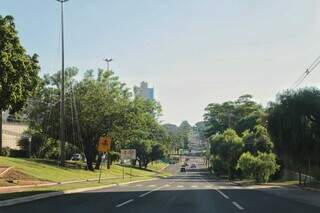 Amanhecer com céu aberto visto da Avenida Afonso Pena (Foto: Paula Francis)